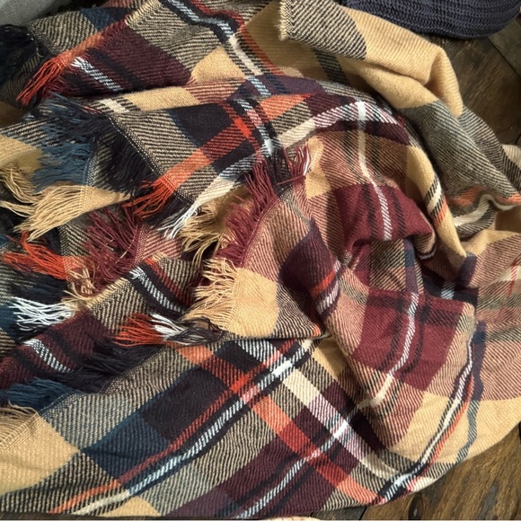 David And Young Women's One Size Plaid Poncho Shawl Wrap - Picture 2 of 3